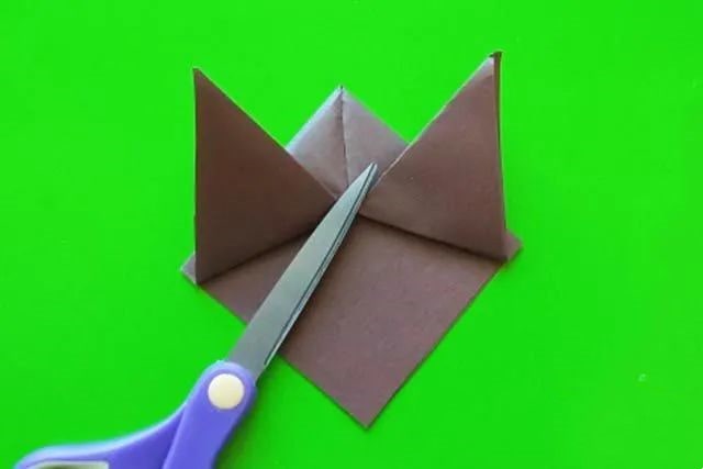 折纸拼贴画在森林里散步的小熊一家