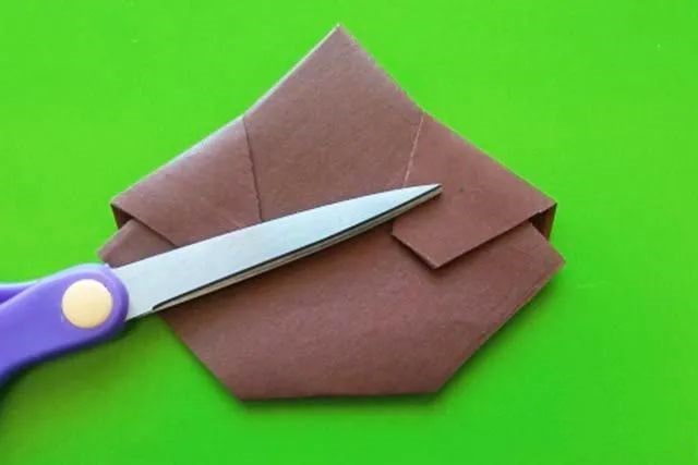 折纸拼贴画在森林里散步的小熊一家