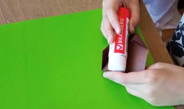 折纸拼贴画在森林里散步的小熊一家