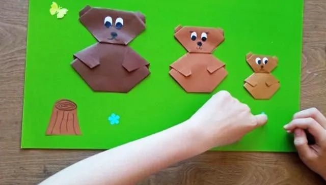 折纸拼贴画在森林里散步的小熊一家