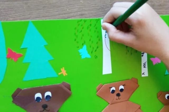 折纸拼贴画在森林里散步的小熊一家