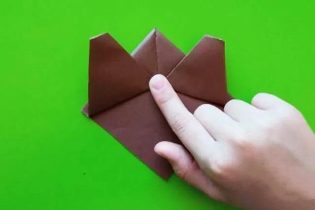 折纸拼贴画在森林里散步的小熊一家