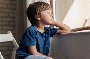 自卑的孩子常有这12种表现，孩子自卑怎么办