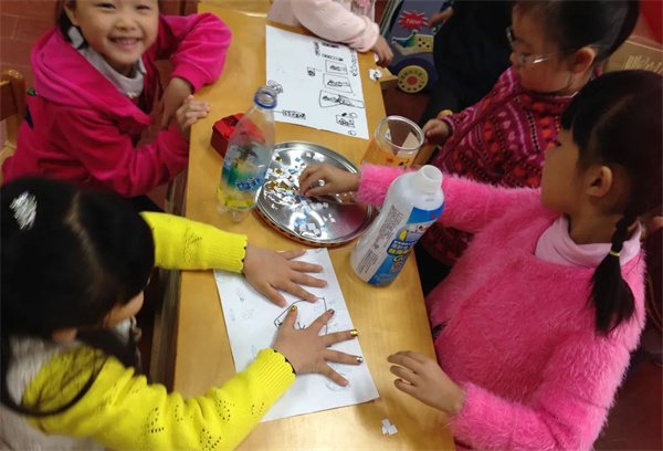 幼儿园角色游戏观察记录《理发店的转变》