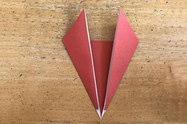 幼儿简单手工折纸歪头坐着的小狐狸