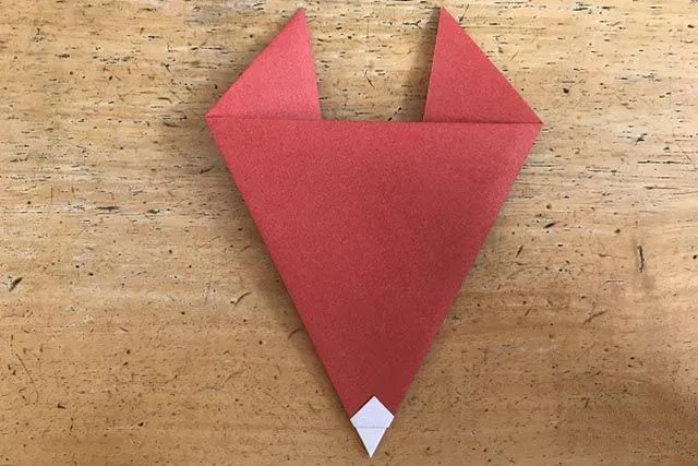 幼儿简单手工折纸歪头坐着的小狐狸