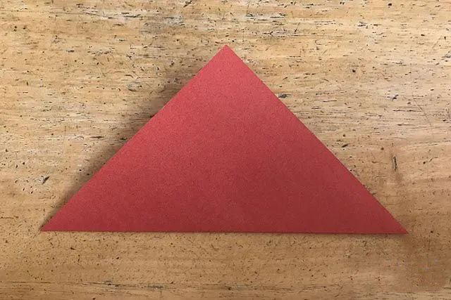 幼儿简单手工折纸歪头坐着的小狐狸