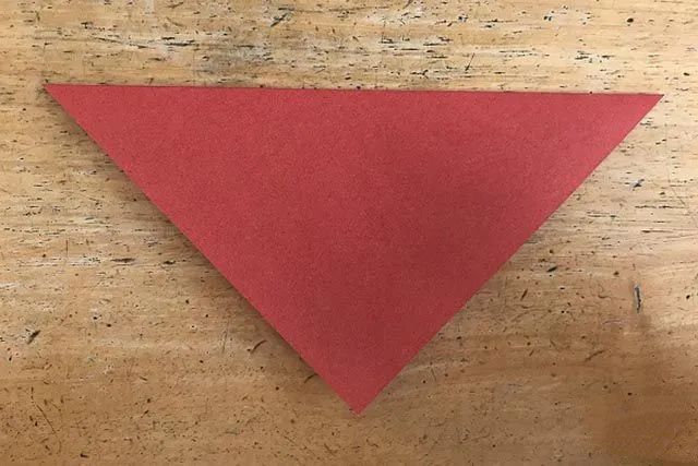 幼儿简单手工折纸歪头坐着的小狐狸