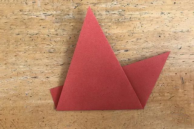 幼儿简单手工折纸歪头坐着的小狐狸