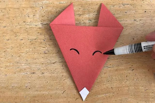 幼儿简单手工折纸歪头坐着的小狐狸