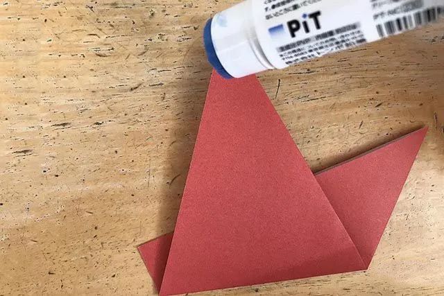 幼儿简单手工折纸歪头坐着的小狐狸