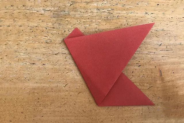 幼儿简单手工折纸歪头坐着的小狐狸