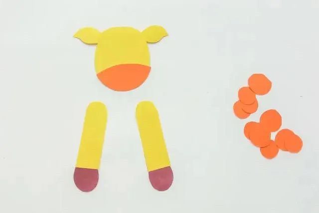 幼儿简单手工制作动物：纸张拼贴做长颈鹿