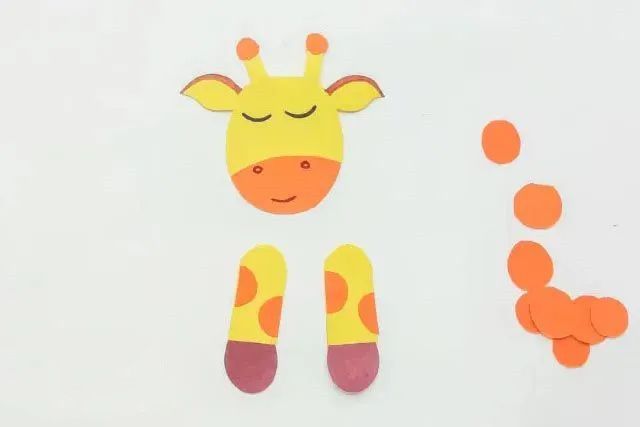 幼儿简单手工制作动物：纸张拼贴做长颈鹿