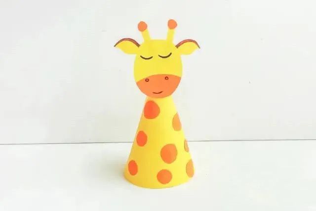 幼儿简单手工制作动物：纸张拼贴做长颈鹿