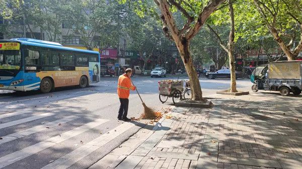 身边的小人物作文800字