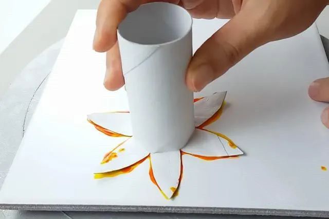 幼儿园创意印画：卫生纸筒印画向日葵