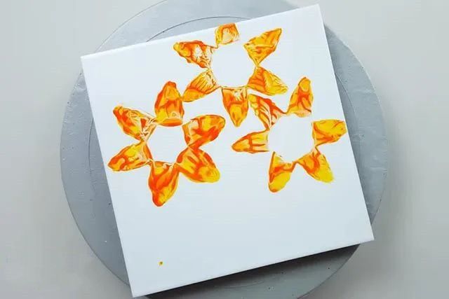 幼儿园创意印画：卫生纸筒印画向日葵