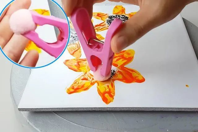 幼儿园创意印画：卫生纸筒印画向日葵