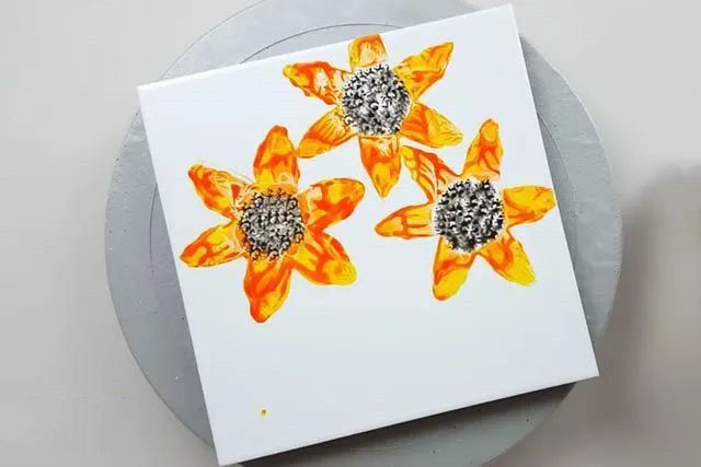 幼儿园创意印画：卫生纸筒印画向日葵