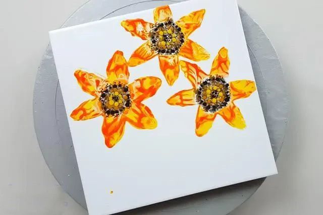 幼儿园创意印画：卫生纸筒印画向日葵