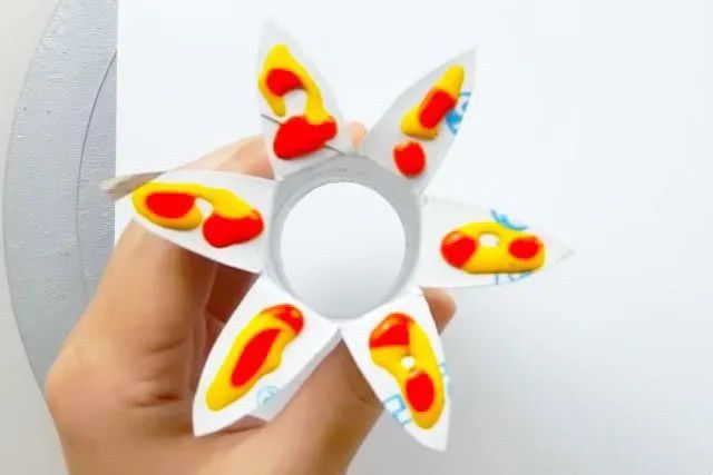 幼儿园创意印画：卫生纸筒印画向日葵