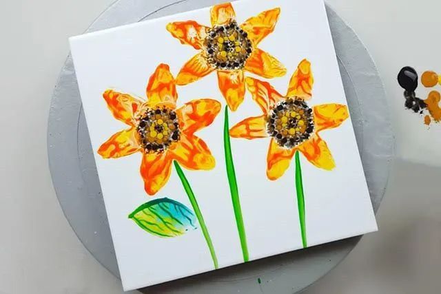 幼儿园创意印画：卫生纸筒印画向日葵