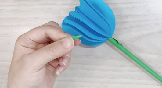 卡纸折一朵美丽的立体康乃馨