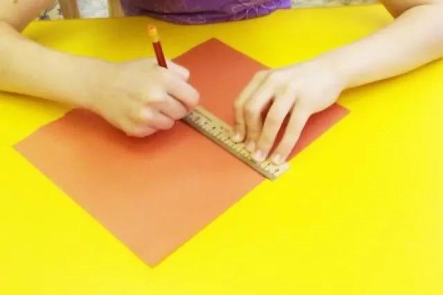 幼儿园自制玩具：卡纸做手工滑板车(步骤图解)