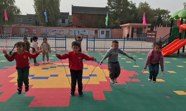 幼儿园大班体育游戏教案：绳彩飞扬