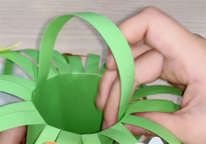 手工制作一个精致的花篮