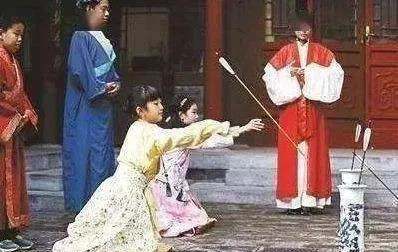 10个培养孩子创造力的秋季户外游戏