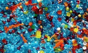 幼儿园中班科学《丰富多彩的塑料制品》教案含