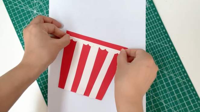 教你用餐巾纸做一桶香甜的爆米花剪贴画