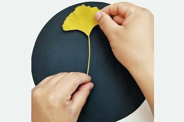 树叶手工粘贴画制作花瓶里的花(步骤图解)