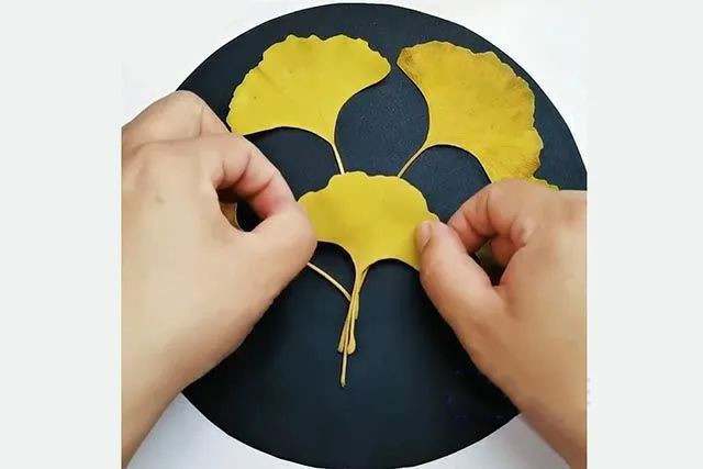 树叶手工粘贴画制作花瓶里的花(步骤图解)