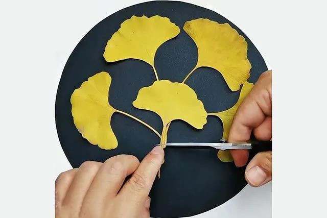 树叶手工粘贴画制作花瓶里的花(步骤图解)