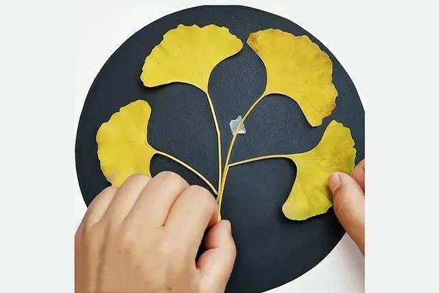 树叶手工粘贴画制作花瓶里的花(步骤图解)