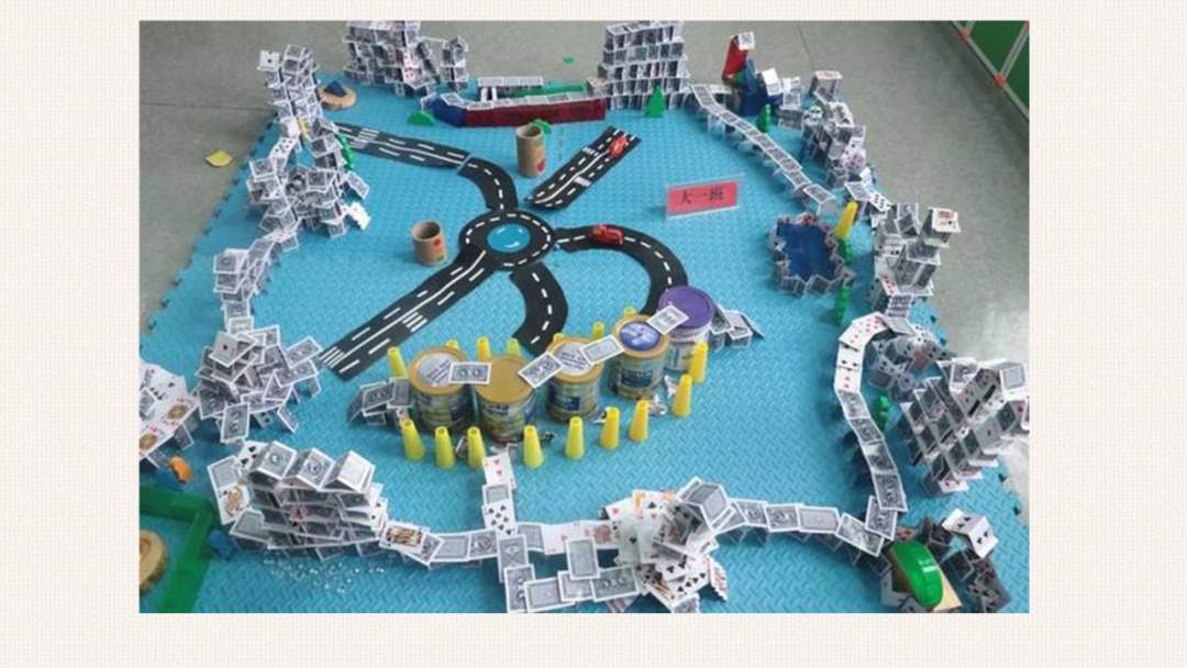 幼儿园大班科学教案：站立的扑克牌