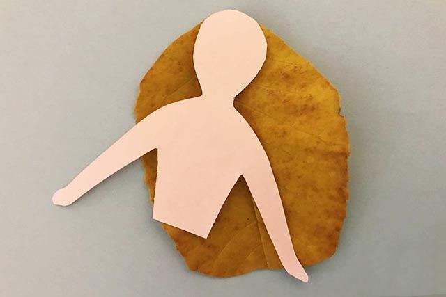 幼儿园秋天手工制作：树叶手工粘贴画美人鱼