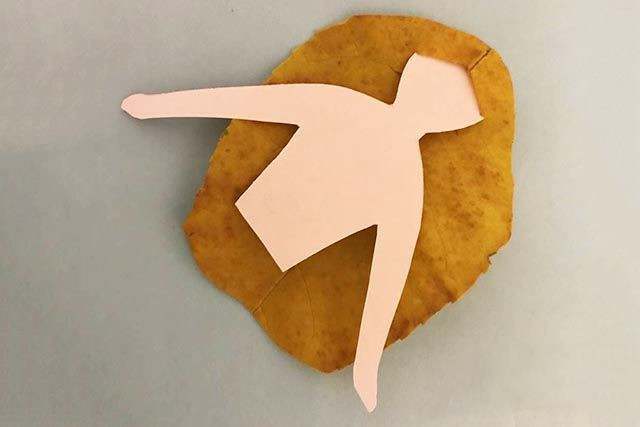 幼儿园秋天手工制作：树叶手工粘贴画美人鱼