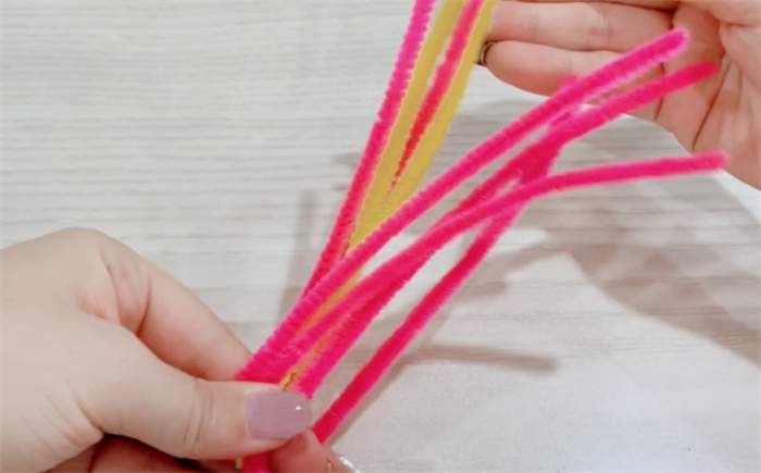 扭扭棒花朵制作教程：扭扭棒扭一朵美丽的小红花