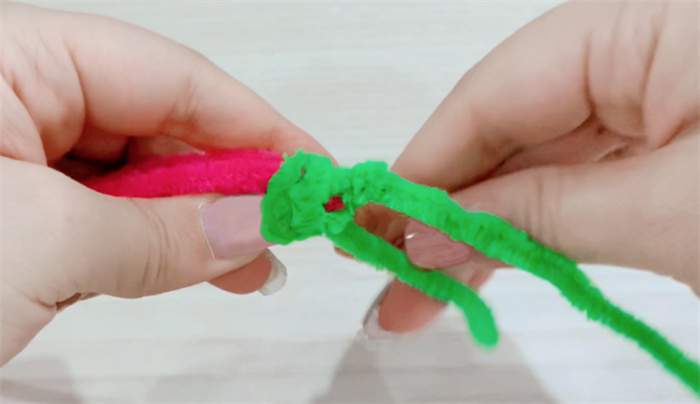 扭扭棒花朵制作教程：扭扭棒扭一朵美丽的小红花
