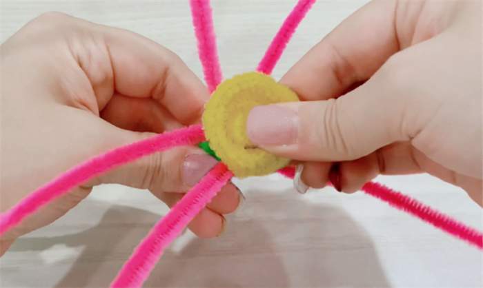 扭扭棒花朵制作教程：扭扭棒扭一朵美丽的小红花