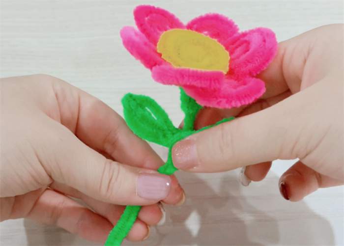 扭扭棒花朵制作教程：扭扭棒扭一朵美丽的小红花