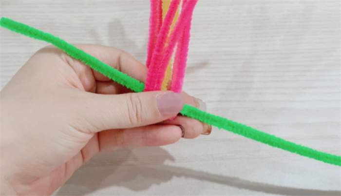 扭扭棒花朵制作教程：扭扭棒扭一朵美丽的小红花