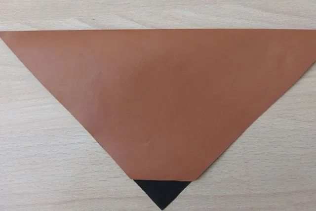 幼儿折纸手工简单小动物：怎么折纸坐着的小狗