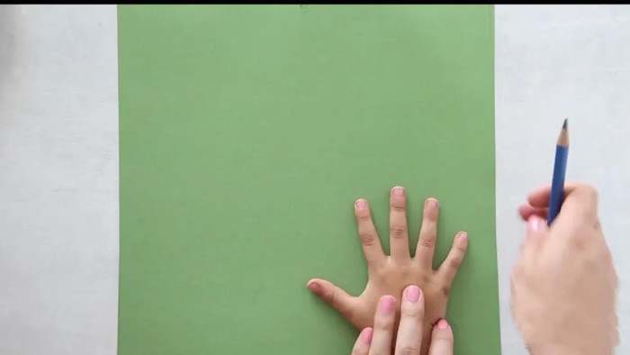 圣诞节儿童手工制作《手印圣诞树》