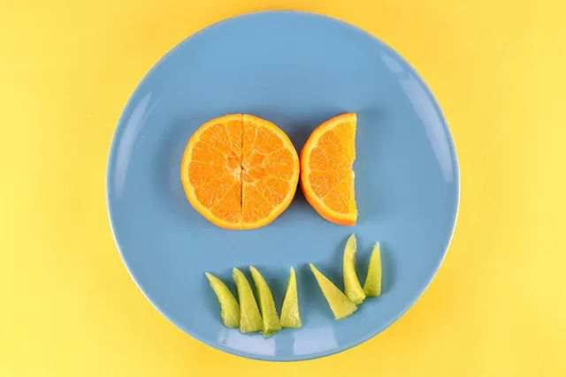 儿童简单好看的水果拼盘：用橙子和葡萄制作小鱼(步骤图解)