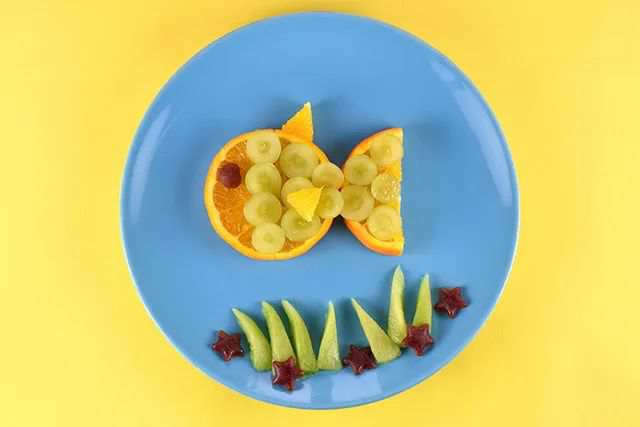 儿童简单好看的水果拼盘：用橙子和葡萄制作小鱼(步骤图解)